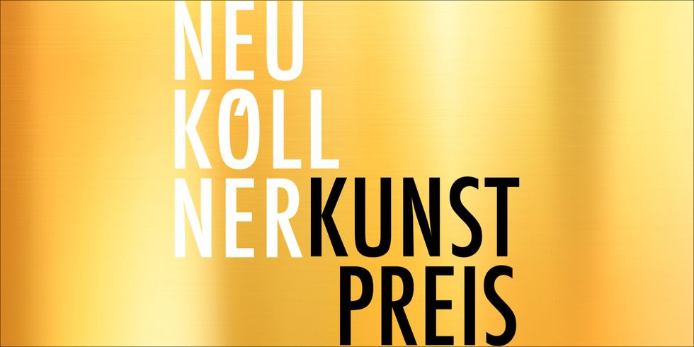 Vor einem gold-schimmernden Hintergrund steht der Schriftzug Neuköllner Kunstpreis
