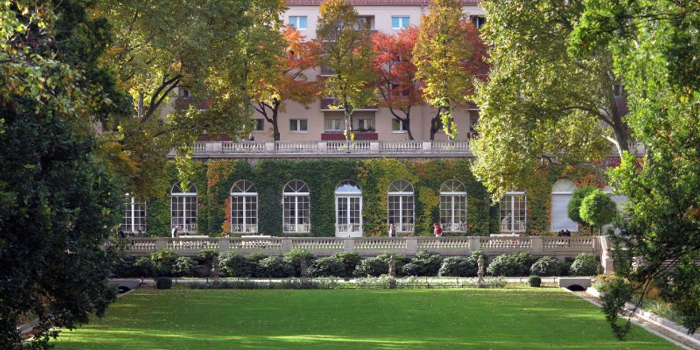 Körnerpark mit Blick auf die Orangerie, in der sich die Galerie, der Kreativraum und ein Café befindet