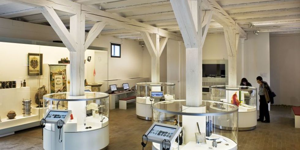 Blick in die Dauerausstellung "99 x Neukölln", die an 99 verschiedenen Objekten die Geschichte Neukölln veranschaulicht.
