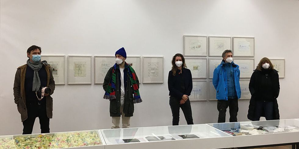 Die Künstler:innen Jens Becker, Paul Waak, Silvia Lorenz, Wolfgang Krause alias T.H.W. Greifenberg und Kata Unger in der Ausstellung Zeichnungen XVI – Welten. Neben ihren Arbeiten zeigt die Ausstellung auch Werke von John Devlin und Jörg Janzer.