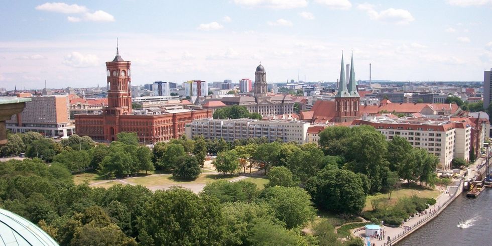 Blick über Berlin Mitte inklusive Spree und rotes Rathaus