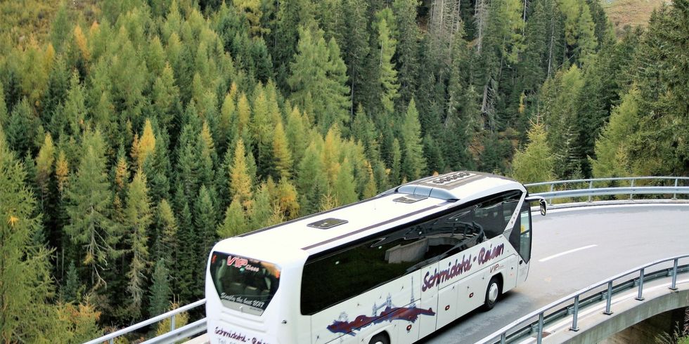 Bus fährt auf Bergstraße