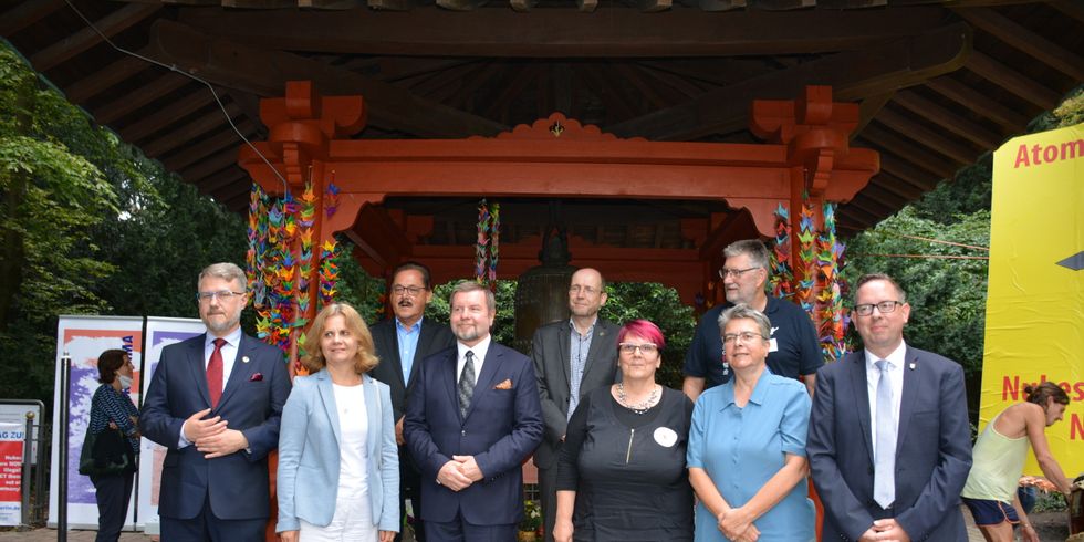 Gruppenbild an Weltfriedensglocke