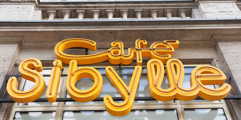 Beleuchtender Schriftzug des Café Sibylle