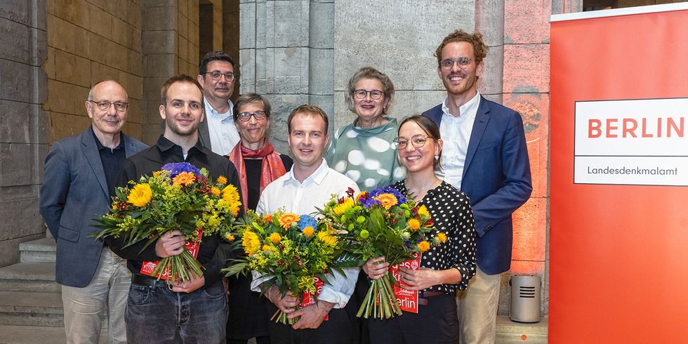 Studienpreis 2025 - Gruppenfoto mit allen anwesenden Preisträger*innen, den Laudator*innen sowie Senatsbaudirektorin Prof. Petra Kahlfeldt und Landeskonservator Dr. Christoph Rauhut