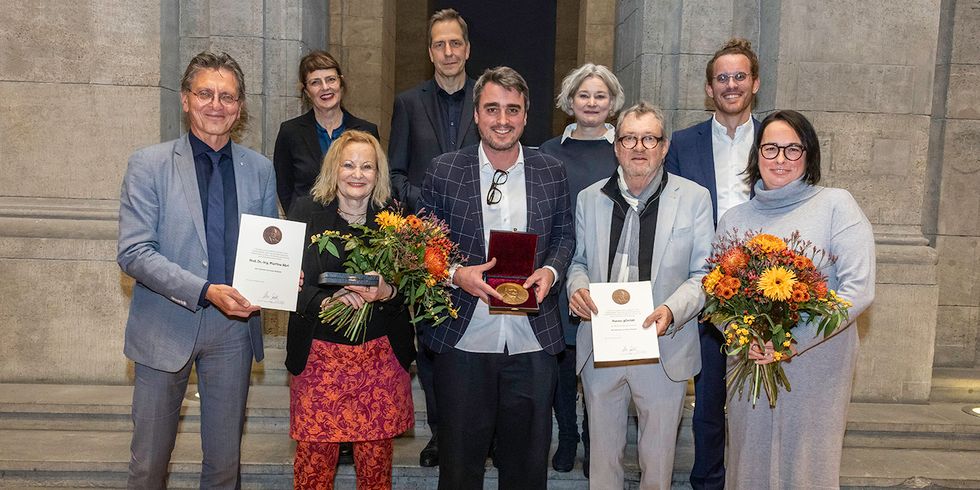 Martina Abri (1.Reihe, 2.v.l.) und Manuel Schottmüller (1.Reihe, Mitte) gemeinsam mit Senator Christian Gaebler, Landeskonservator Christoph Rauhut, Vertreter:innen der Hanna gGmbH und den Laudator:innen