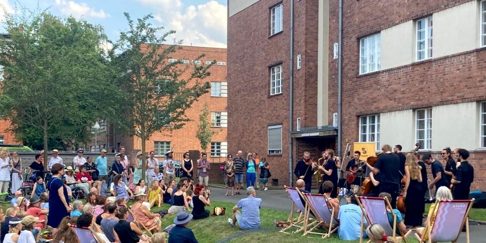 Auftritt des Stegreif Orchesters am Welterbefestival 2024 in der Siedlung am Schillerpark 2024