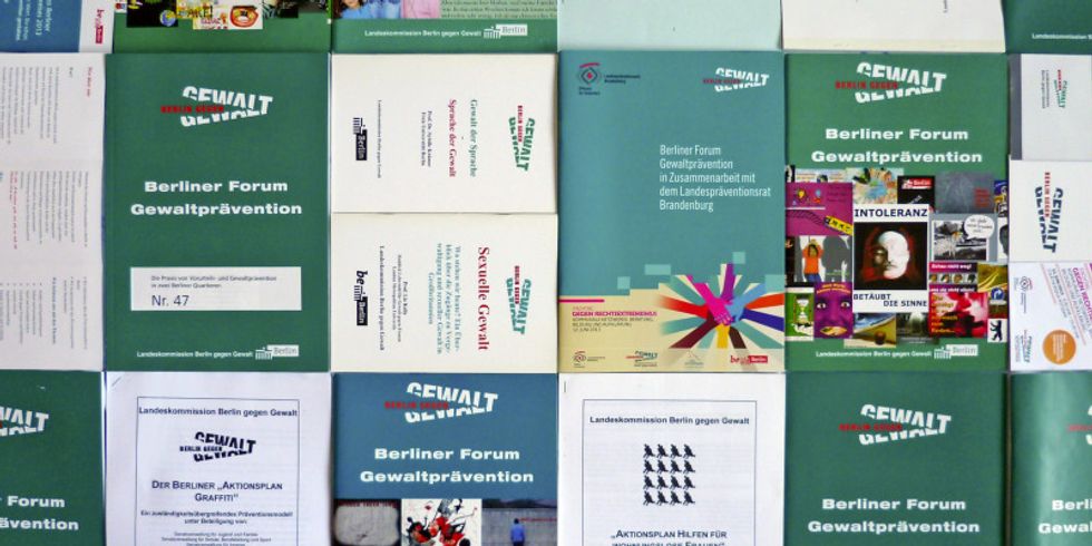 Abbildung von Broschüren, Infomaterial und Flyer der Landeskommission
