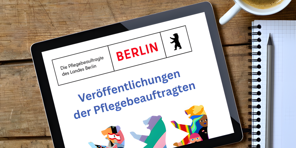 Tablet mit Aufschrift und Logo der Pflegebeauftragten, daneben ein Kaffee