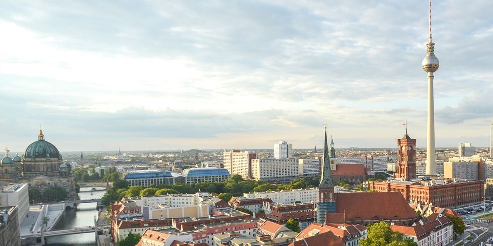 Luftbild der Berliner Mitte mit Spree, Nikolaiviertel und Fernsehturm