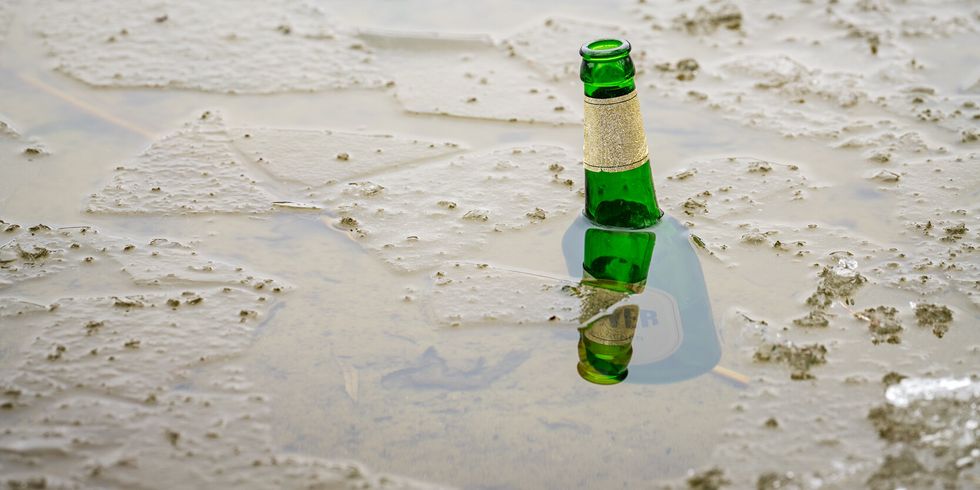 leere Bierflasche im Wasser