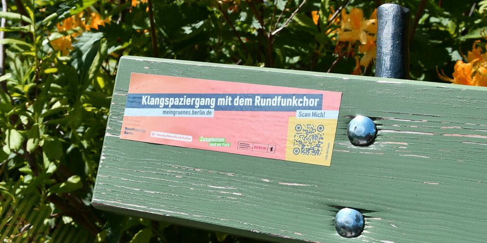 "Klangspaziergang mit dem Rundfunkchor". Sticker auf Parkbank
