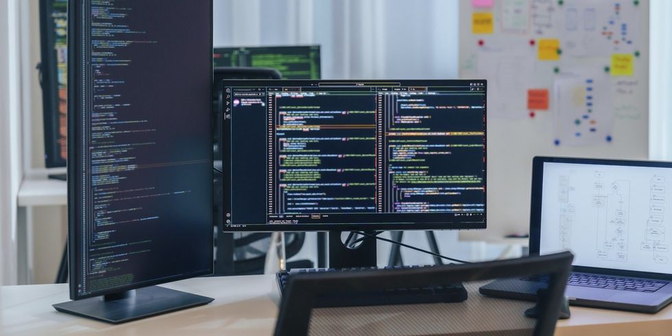 IT-Administration - Bildschirme und Laptop auf einem Schreibtisch