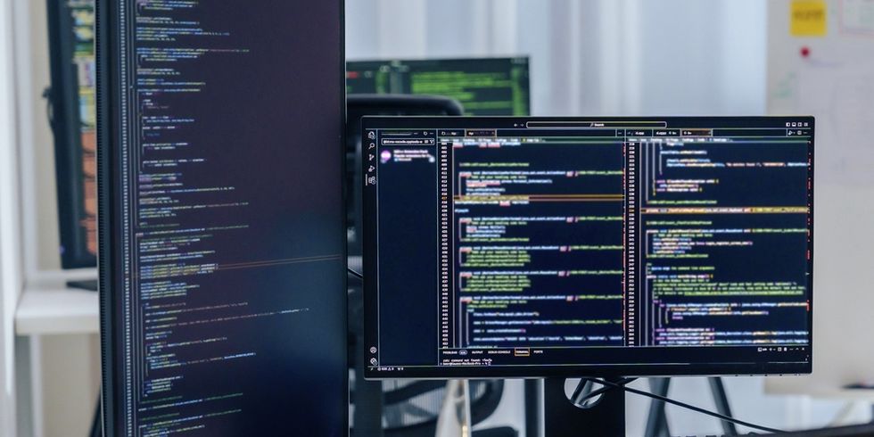 IT-Administration - Bildschirme und Laptop auf einem Schreibtisch