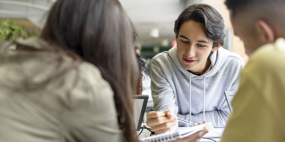 Studiengruppe berät sich zu einer Aufgabe