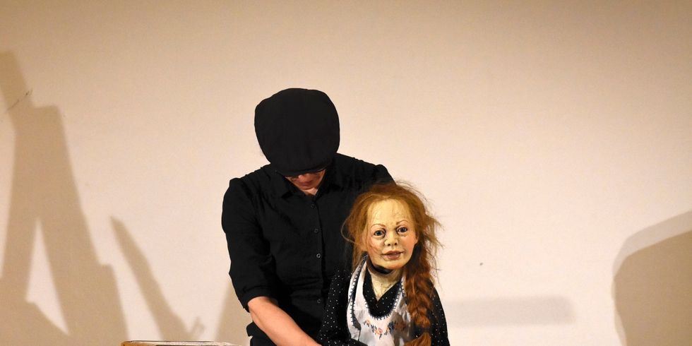 Wenn alles auseinanderfällt - Ein Puppentheaterstück über die "Köpenicker Blutwoche" von Susi Claus