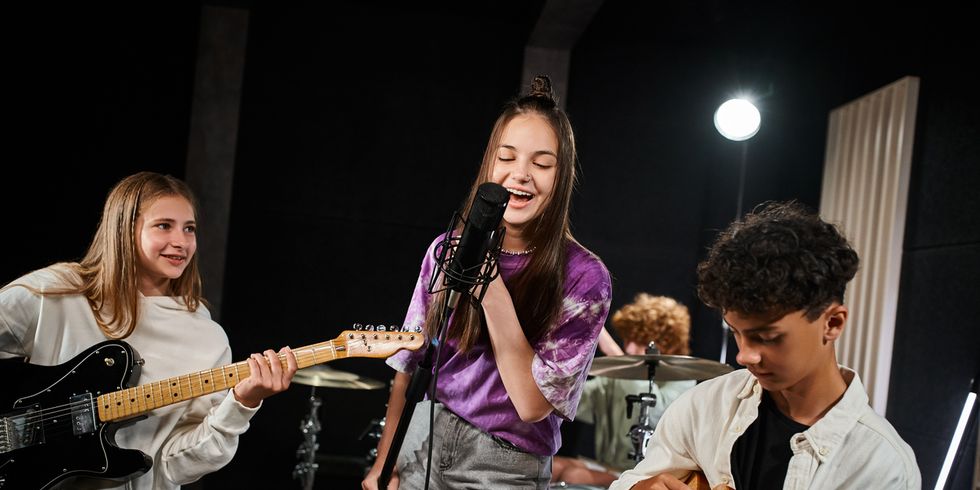 Jugendliche Schüler bei einer Bandprobe