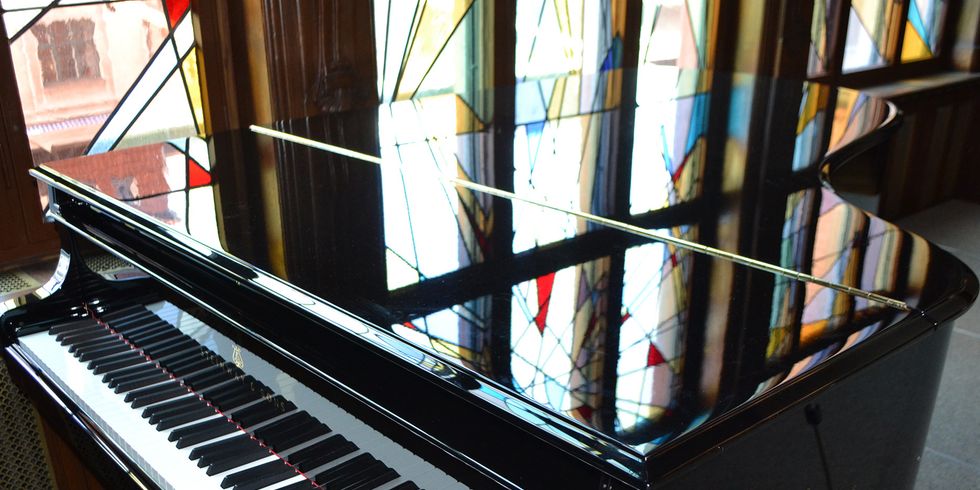 Steinwayfluegel im Saal des Rathauses Pankow
