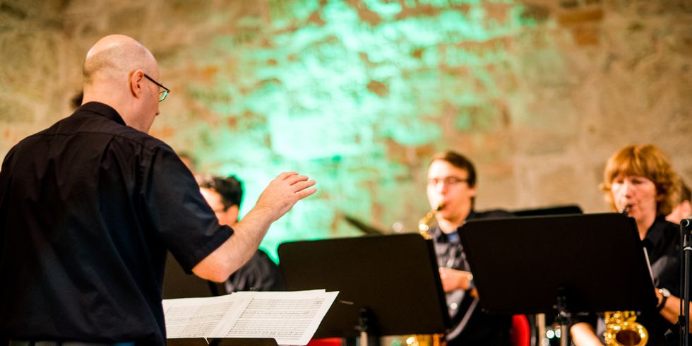 BigBand und Dirigent im Konzert