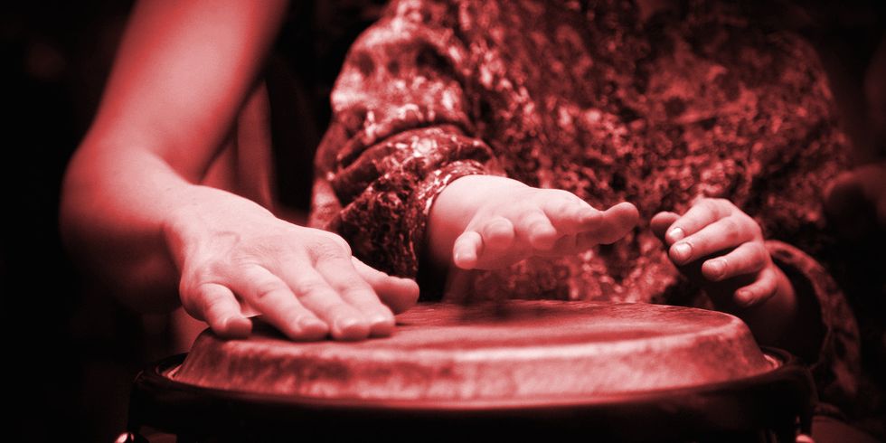 Hände von Mutter und Kind auf einer Trommel
