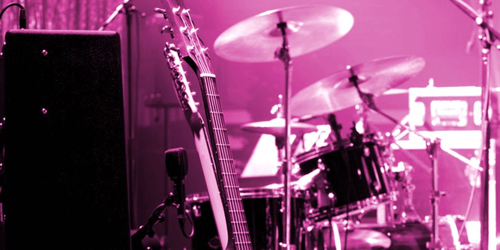 Bandinstrumente auf einer Bühne