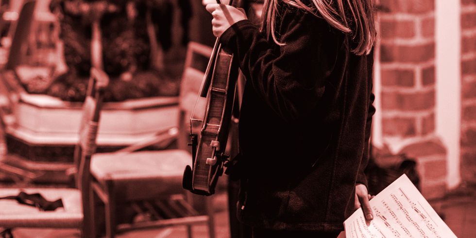 Geigenspielerin vor dem Konzert