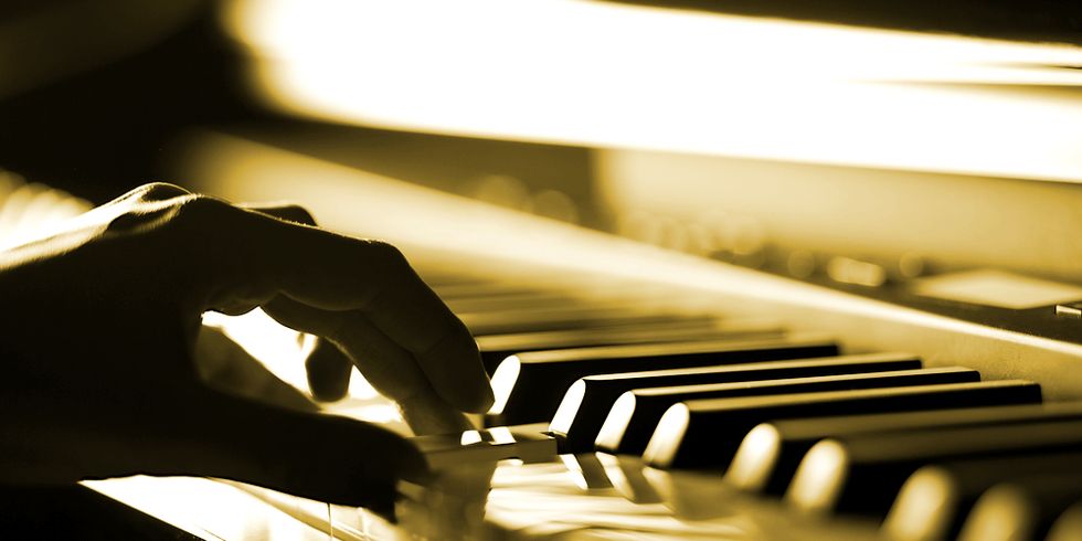 Pianotasten mit Hand