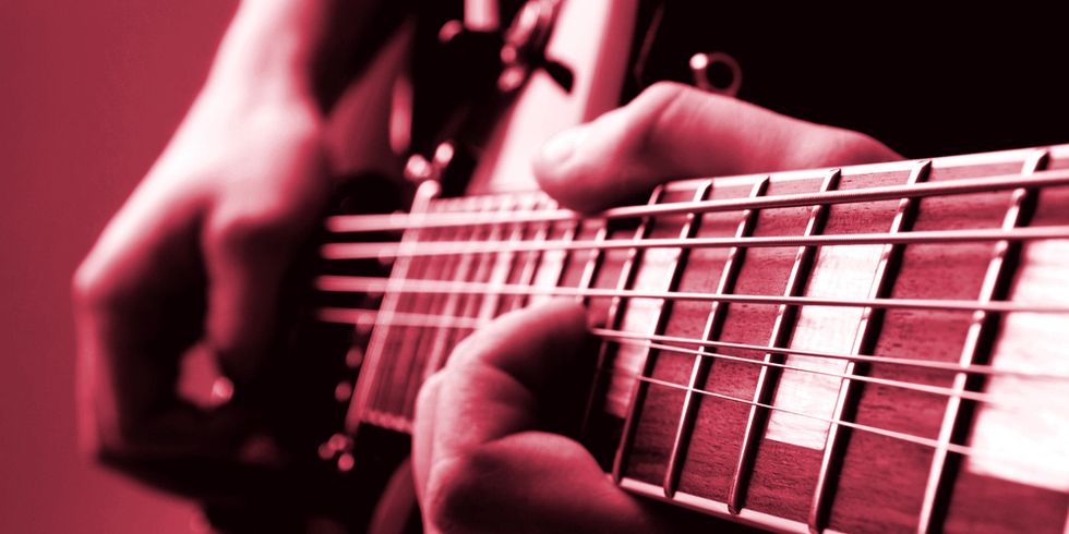 Gitarre und Hände des Spielenden
