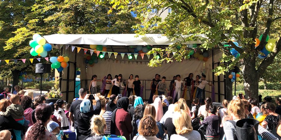 Tanzgrupe bei einem Straßenfest