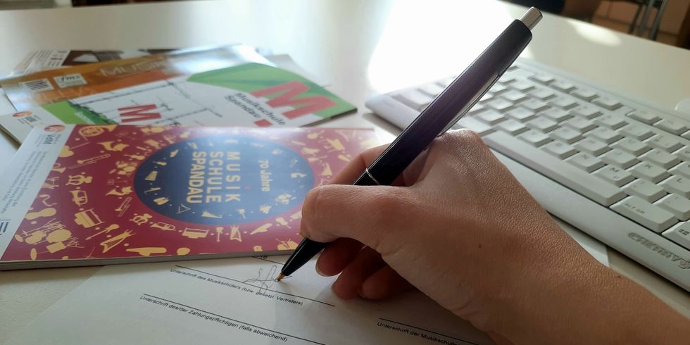 ein Vertrag wird unterschrieben