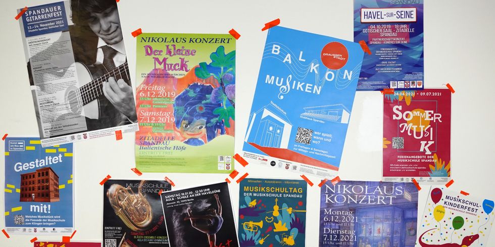 Plakatwand mit Postern