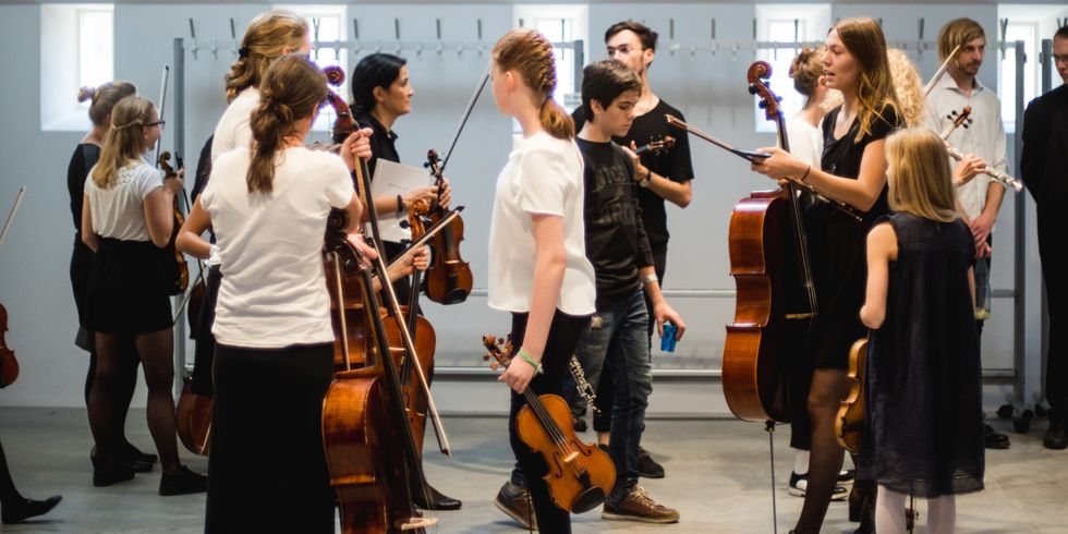 Musiker und Musikerinnen vor einem Konzert