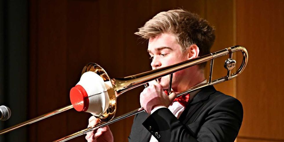 Junger Mann spielt Posaune