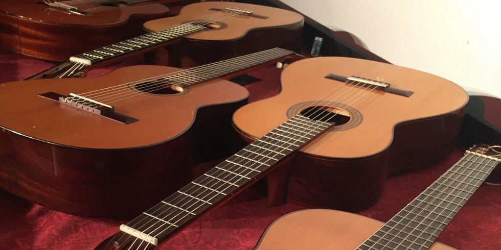 Mehrere Gitarren auf einem Tisch