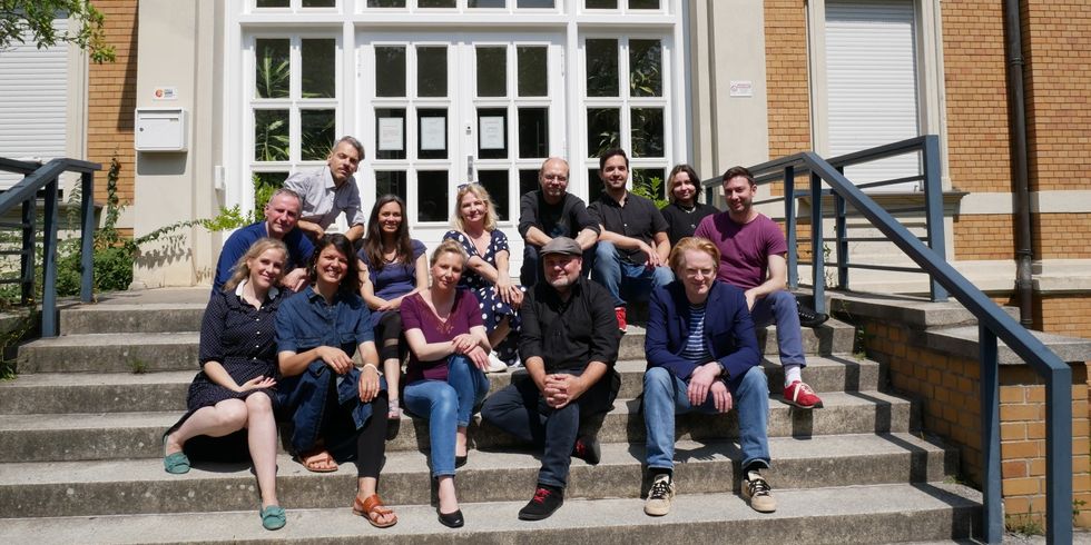 Leitungsteam der Musikschule auf einer Treppe