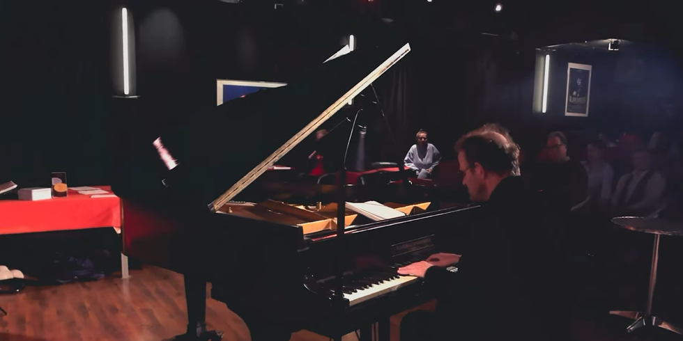 Pianist in kleinem Saal
