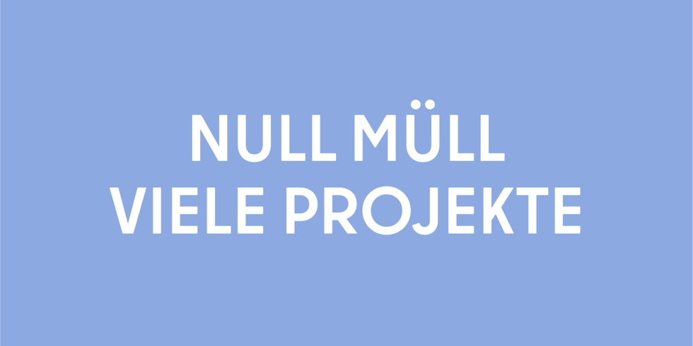 Schrift "Null Müll Viele Projekte" in weißen Großbuchstaben auf blauem Hintergrund.