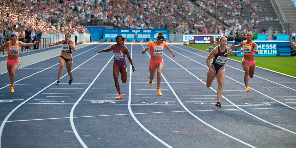 Athletinnen sprinten im Olympiastadion