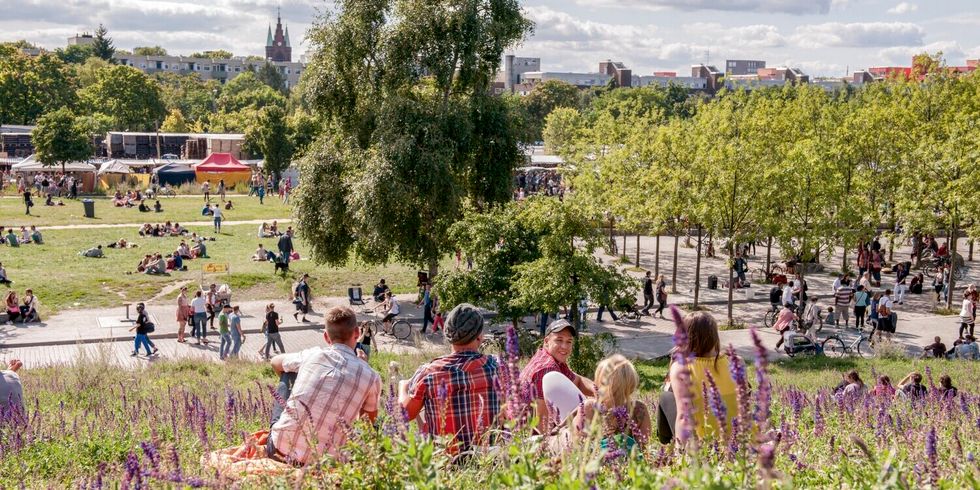 Menschen sitzen im Mauerpark