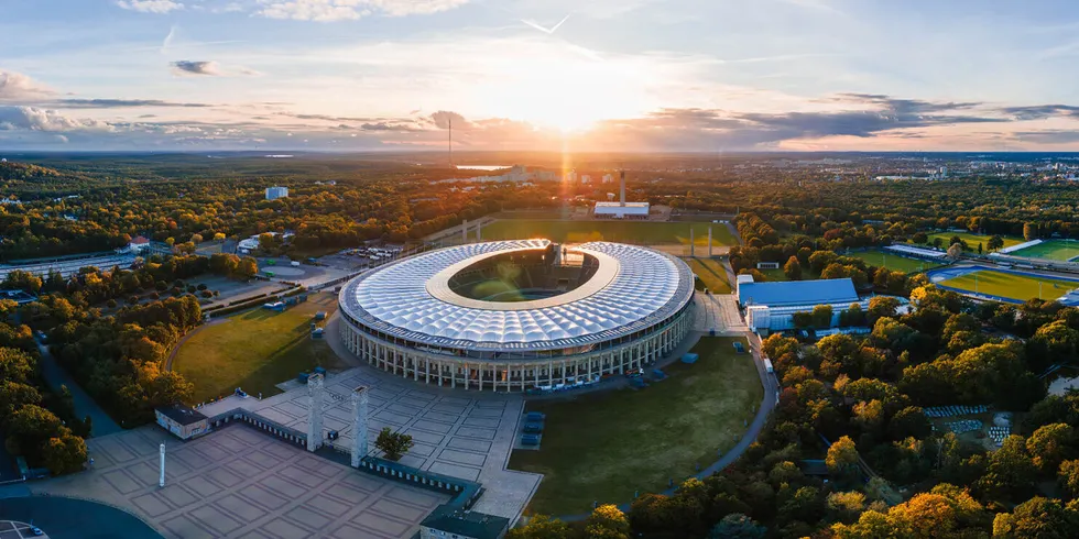 Das Olympiastadion von oben bei Sonnenuntergang