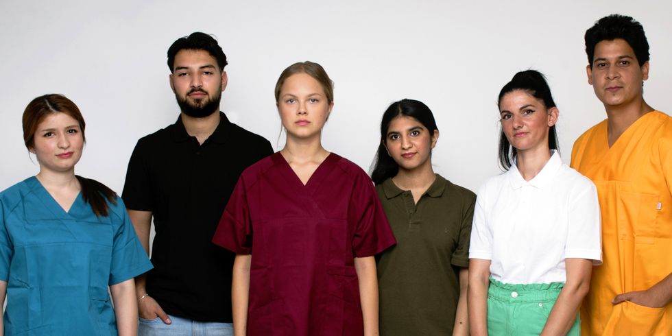 Gruppe junger Menschen, vier Frauen und zwei Männer