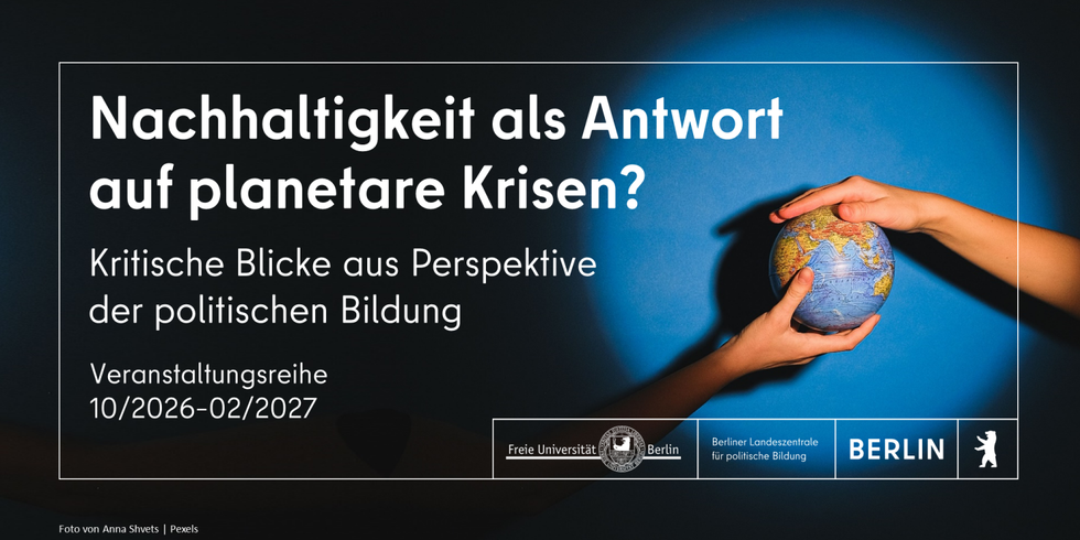 Titel "Nachhaltigkeit als Antwort auf planetare Krisen? Kritische Blicke aus Perspektive der politischen Bildung - Veranstaltungsreihe 10/2026-02/2027" mit Foto einer Erdkugel, die von zwei Händen gehalten wird