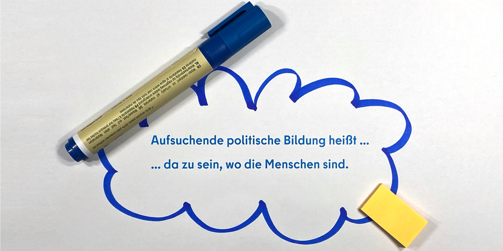 Sprechblase "Aufsuchende politische Bildung heißt da zu sein, wo die Menschen sind." mit Filzmarker und Haftnotizen