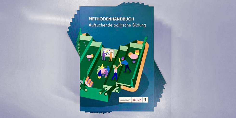 Stapel mit mehreren Exemplaren des Mehodenhandbuchs Aufsuchende politische Bildung