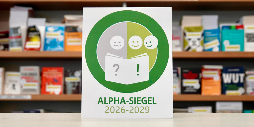 Logo "ALPHA-SIEGEL 2026–2029" vor Bücherregal