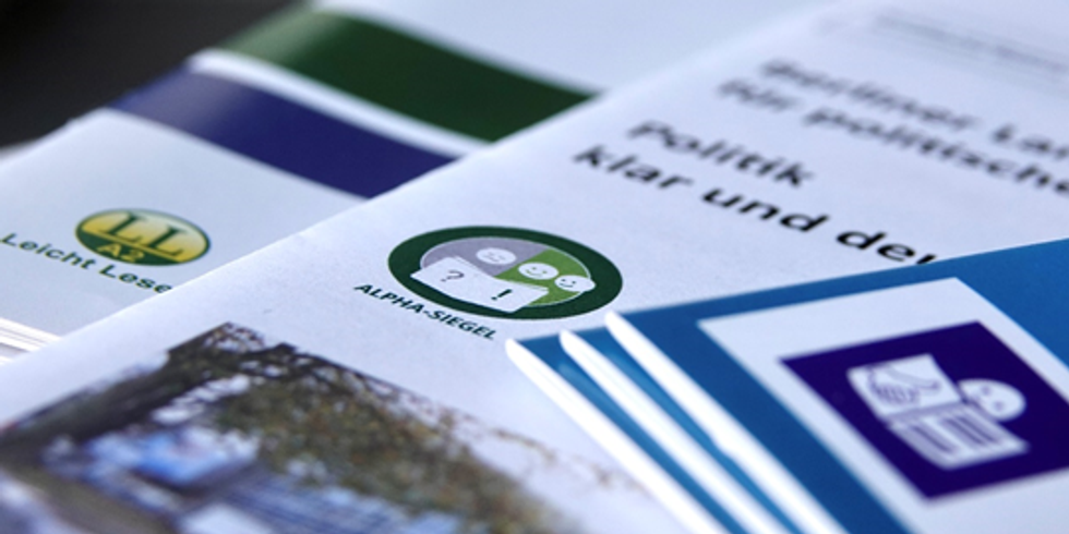 Mehrere Broschüren mit Logos "Leicht Lesen", "ALPHA-SIEGEL" und "Leichte Sprache"