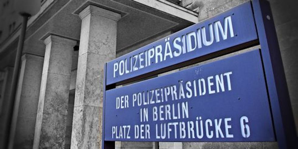 Schild vorm Eingang