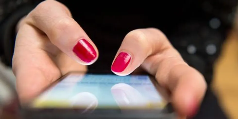 Hände halten ein Smartphone