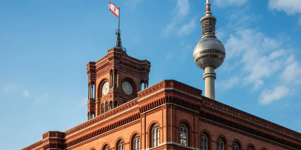 Rotes Rathaus mit Fernsehturm