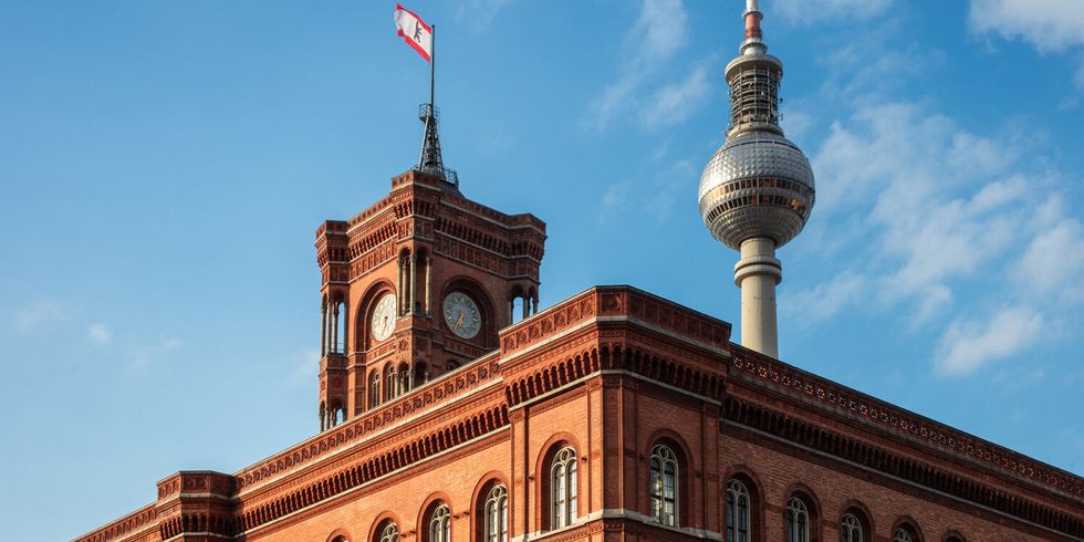 Rotes Rathaus mit Fernsehturm